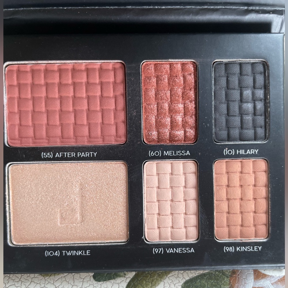 Doucce On The Go Palette 4 Eyeshadows; 1 Highlighter; 1 Blush - Picture 2 of 5